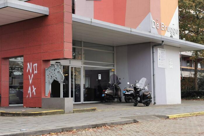 Meerdere panden beklad met leuzen