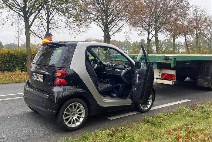 Bestuurder Duitse huurauto botst achterop trailer van vrachtwagen
