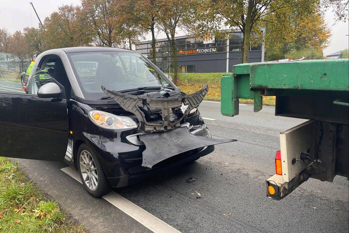Bestuurder Duitse huurauto botst achterop trailer van vrachtwagen