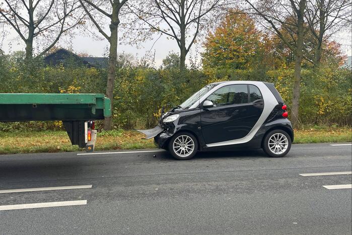 Bestuurder Duitse huurauto botst achterop trailer van vrachtwagen
