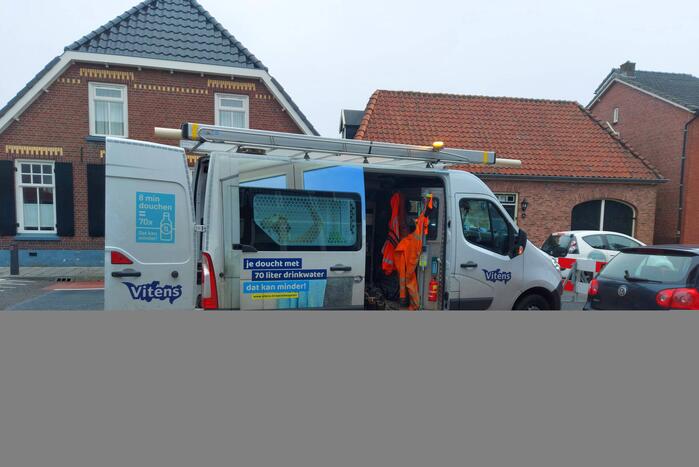 Straat afgezet door waterlekkage
