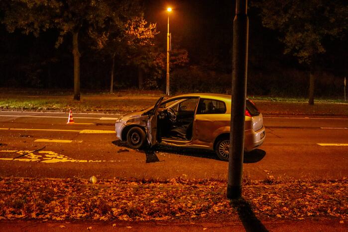 Automobiliste schiet over middenberm en belandt tegen een hek