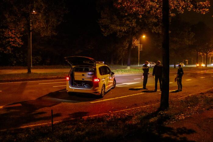 Automobiliste schiet over middenberm en belandt tegen een hek