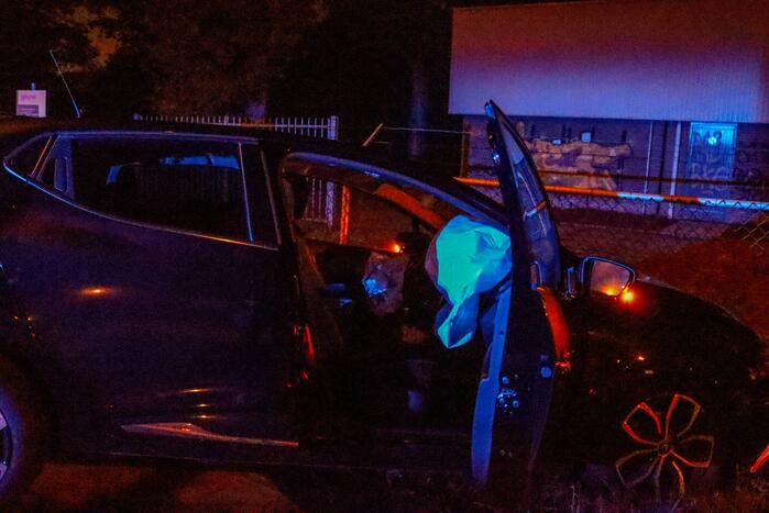 Automobiliste schiet over middenberm en belandt tegen een hek