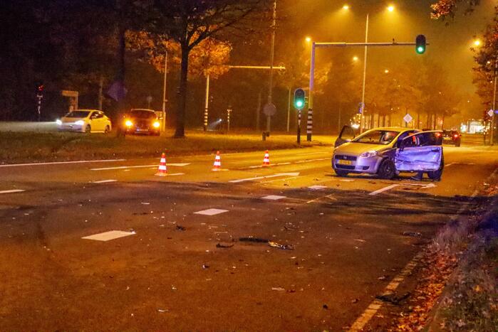 Automobiliste schiet over middenberm en belandt tegen een hek