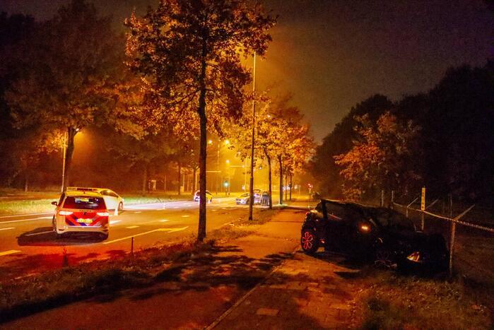 Automobiliste schiet over middenberm en belandt tegen een hek