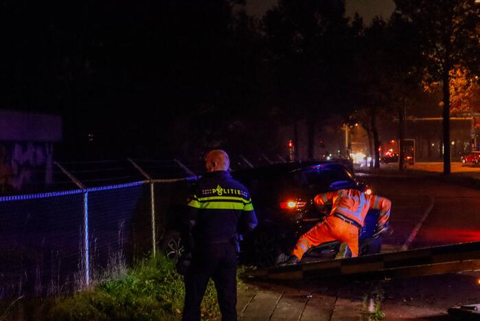 Automobiliste schiet over middenberm en belandt tegen een hek