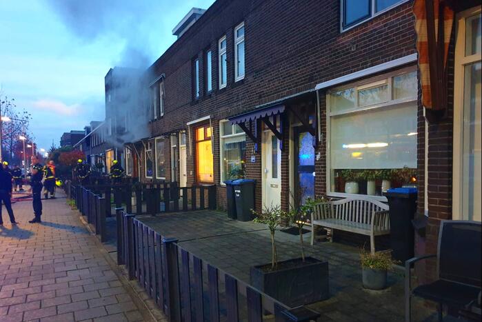 Veel rook uit woning door brand