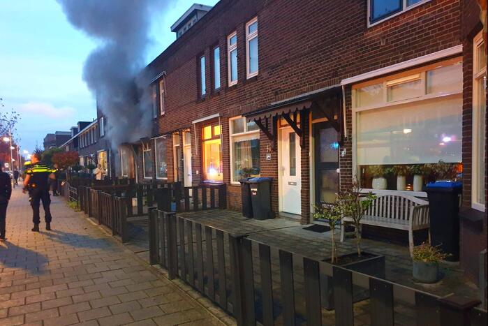 Veel rook uit woning door brand