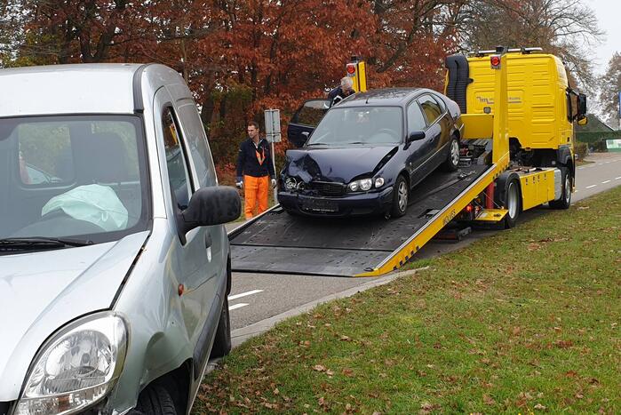 Bestelbus en personenwagen botsen op provinciale weg