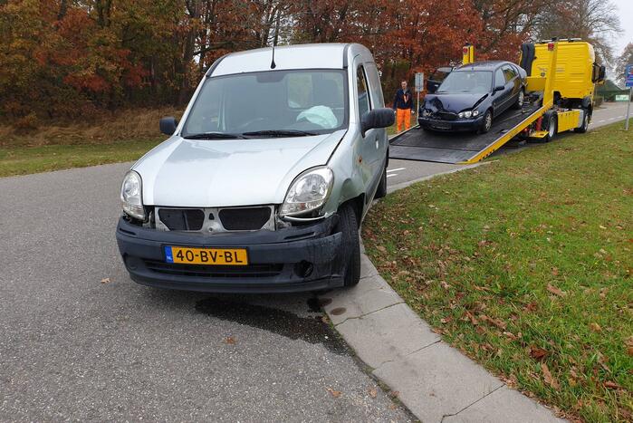 Bestelbus en personenwagen botsen op provinciale weg