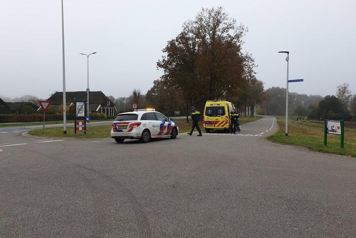 Bestelbus en personenwagen botsen op provinciale weg