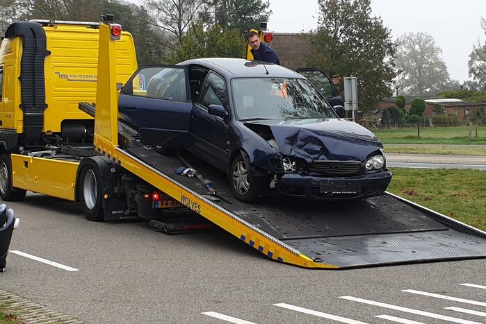 Bestelbus en personenwagen botsen op provinciale weg
