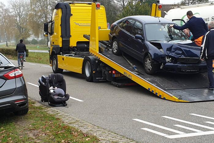 Bestelbus en personenwagen botsen op provinciale weg