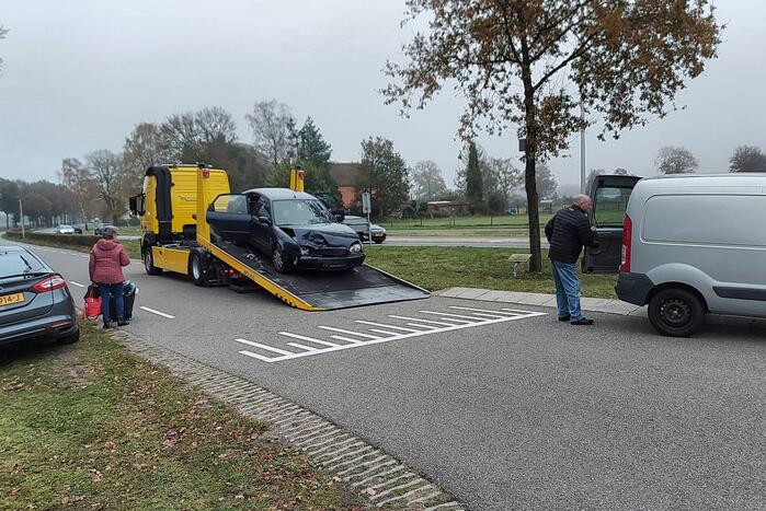 Bestelbus en personenwagen botsen op provinciale weg