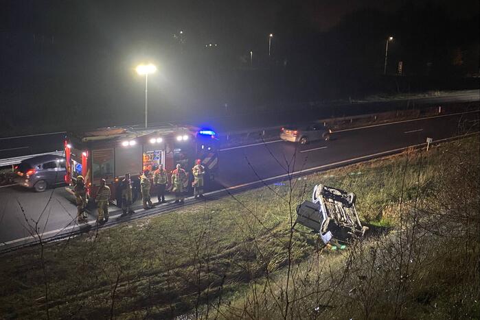 Automobilist slaat met auto over de kop