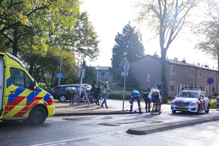 Fietser loopt hoofdwond op bij aanrijding met auto