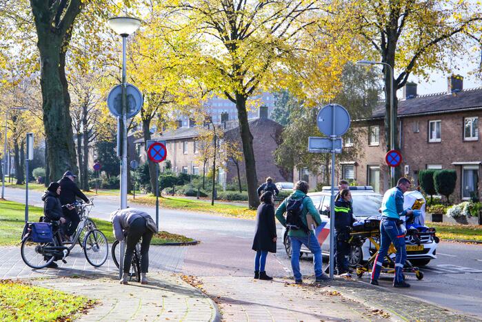 Fietser loopt hoofdwond op bij aanrijding met auto