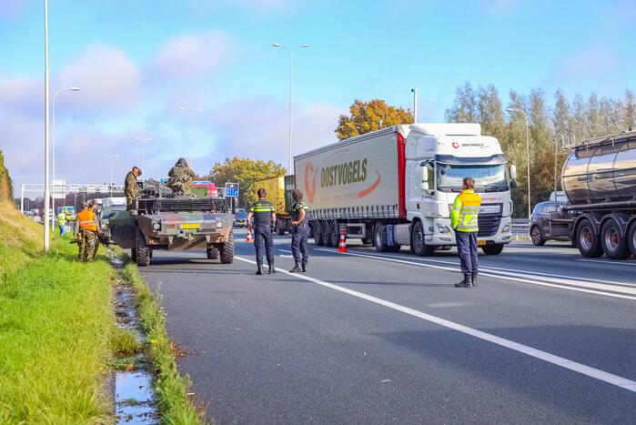 Fennek-verkenningsvoertuig Defensie strandt op snelweg