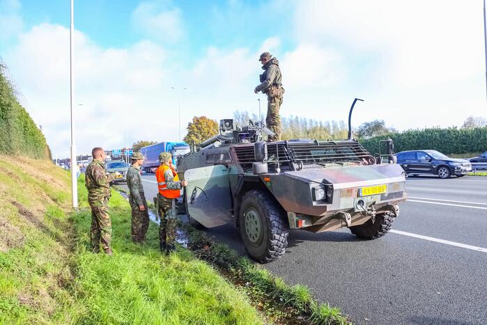 Fennek-verkenningsvoertuig Defensie strandt op snelweg