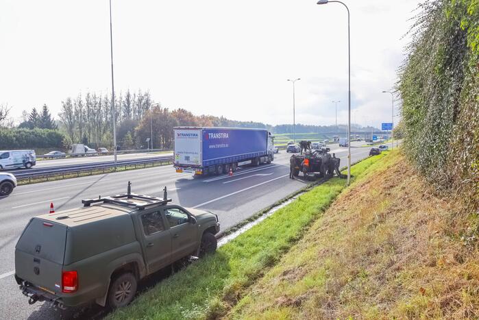 Fennek-verkenningsvoertuig Defensie strandt op snelweg