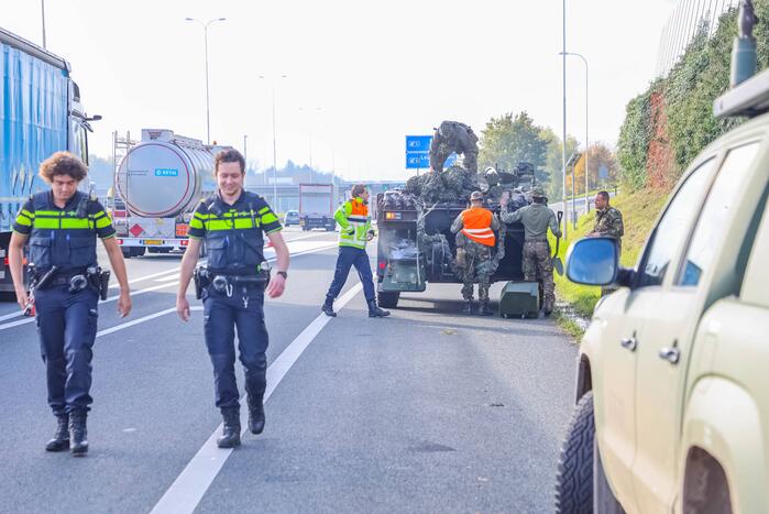 Fennek-verkenningsvoertuig Defensie strandt op snelweg
