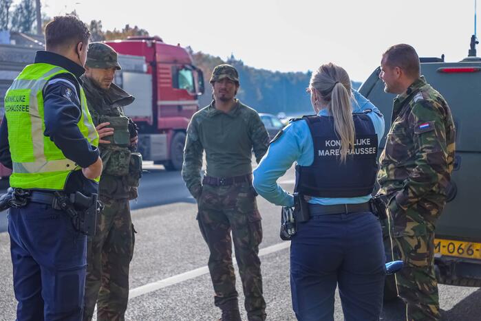 Fennek-verkenningsvoertuig Defensie strandt op snelweg
