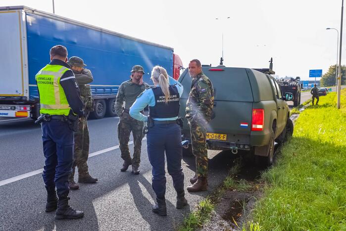 Fennek-verkenningsvoertuig Defensie strandt op snelweg