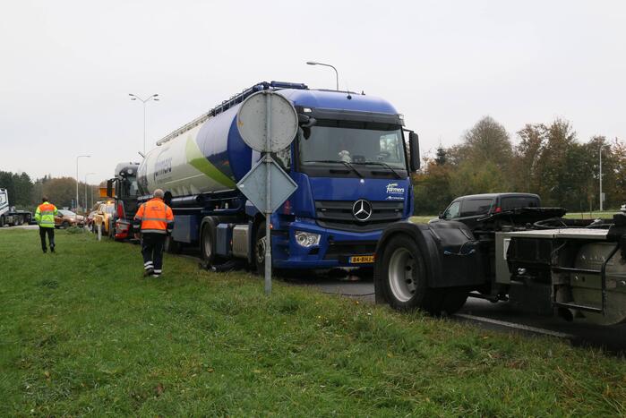 Lekkende vrachtwagencombinatie zorgt voor verkeershinder