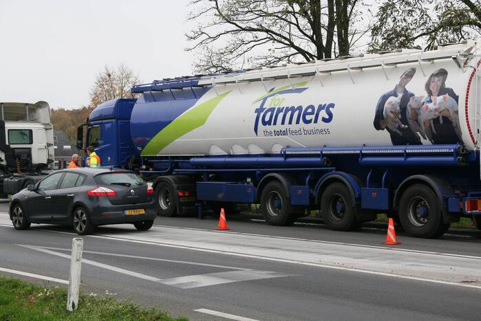 Lekkende vrachtwagencombinatie zorgt voor verkeershinder