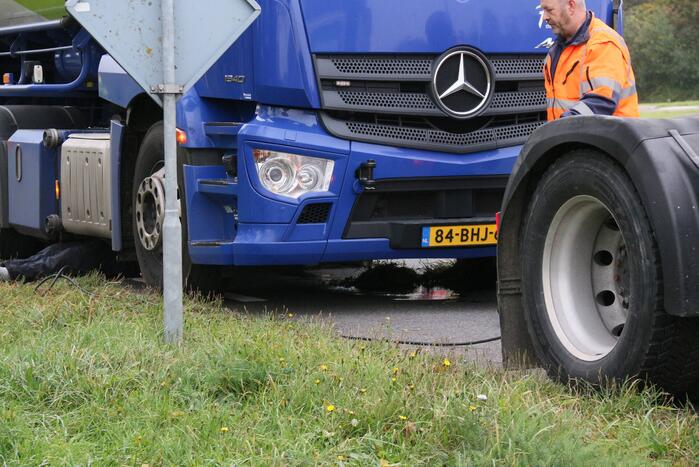 Lekkende vrachtwagencombinatie zorgt voor verkeershinder