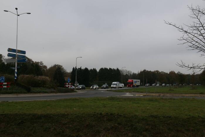 Lekkende vrachtwagencombinatie zorgt voor verkeershinder