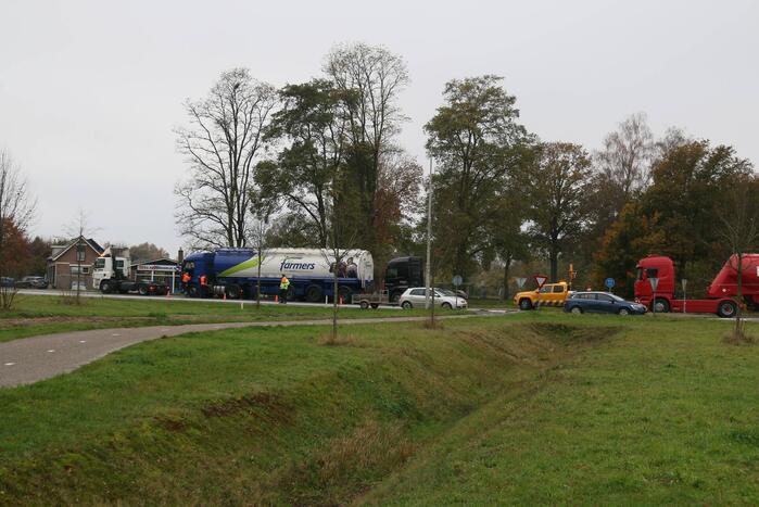 Lekkende vrachtwagencombinatie zorgt voor verkeershinder