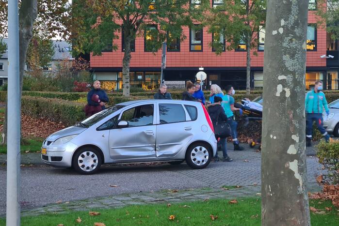 Persoon gewond bij botsing tussen twee auto's