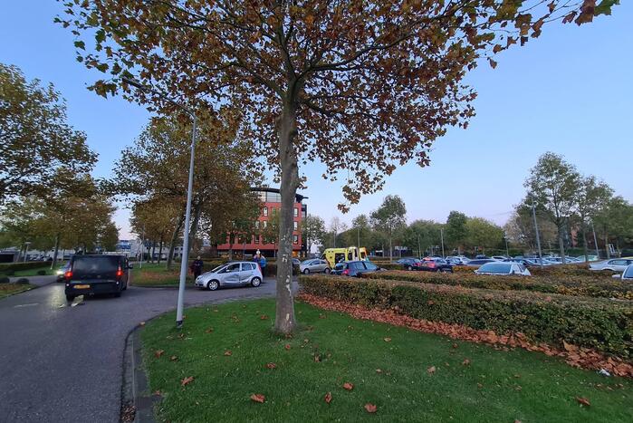 Persoon gewond bij botsing tussen twee auto's