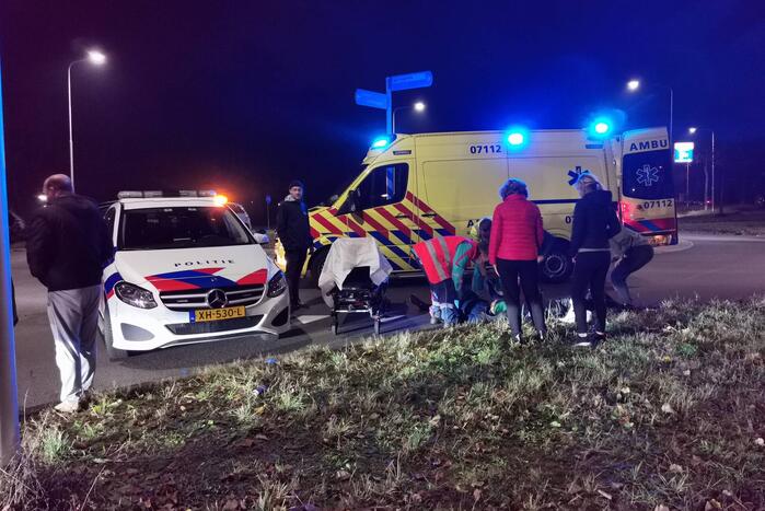 Fietser gewond bij botsing met auto op rotonde