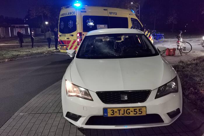 Fietser gewond bij botsing met auto op rotonde