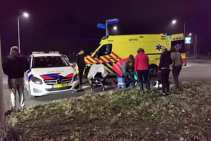 Fietser gewond bij botsing met auto op rotonde