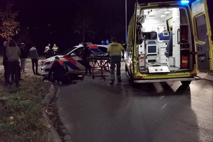 Fietser gewond bij botsing met auto op rotonde