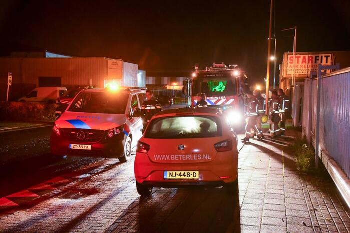 Persoon bekneld onder overhead deur