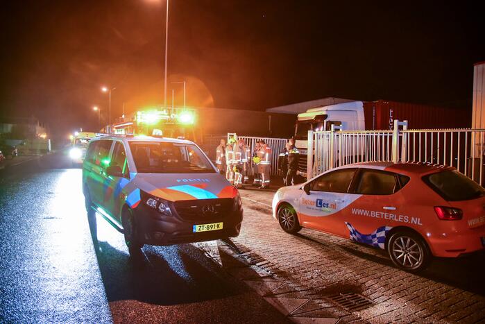 Persoon bekneld onder overhead deur