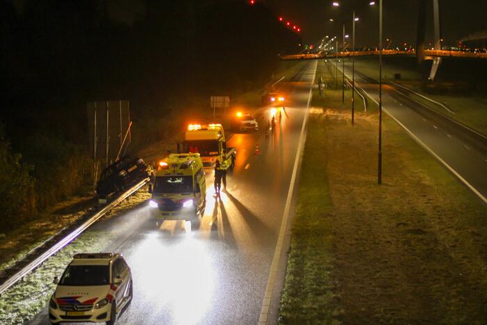 Automobilist eindigt op vangrail