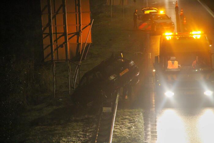 Automobilist eindigt op vangrail