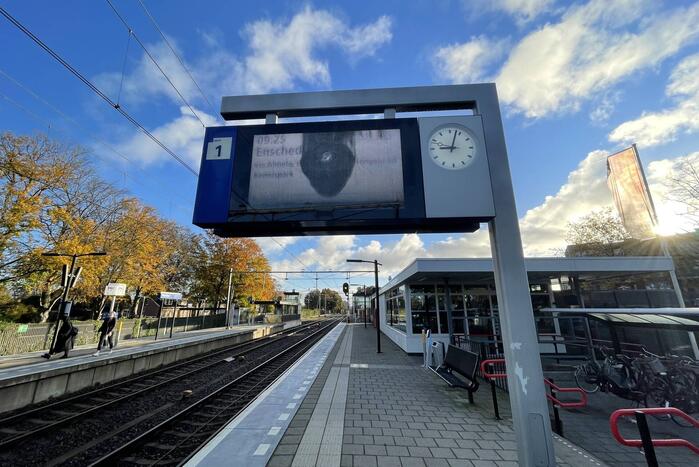 Beeldschermen van station vernield