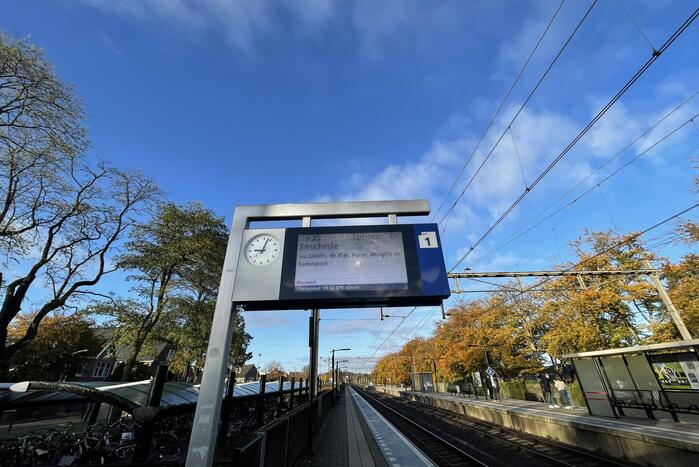 Beeldschermen van station vernield