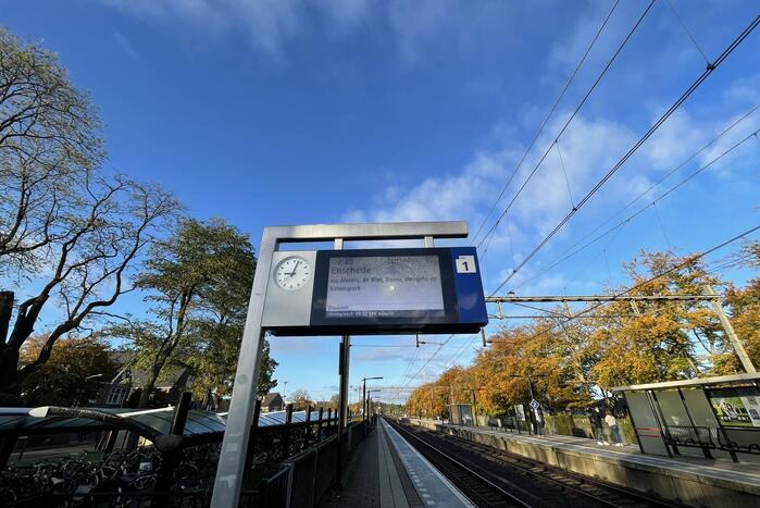 Beeldschermen van station vernield