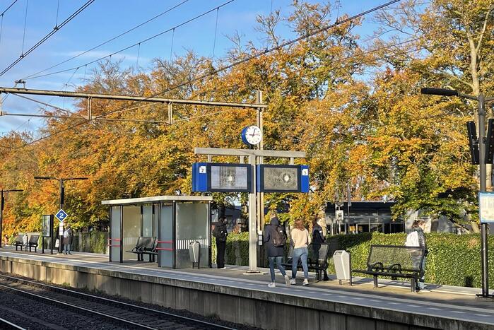 Beeldschermen van station vernield