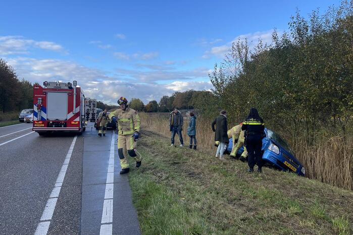 Auto belandt in sloot na botsing met vrachtwagen