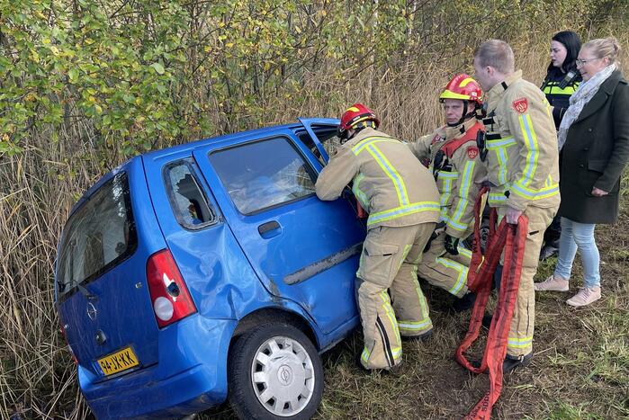 Auto belandt in sloot na botsing met vrachtwagen