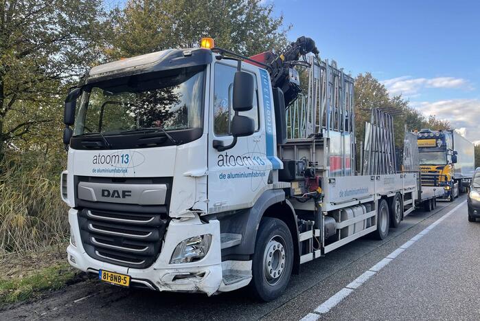 Auto belandt in sloot na botsing met vrachtwagen